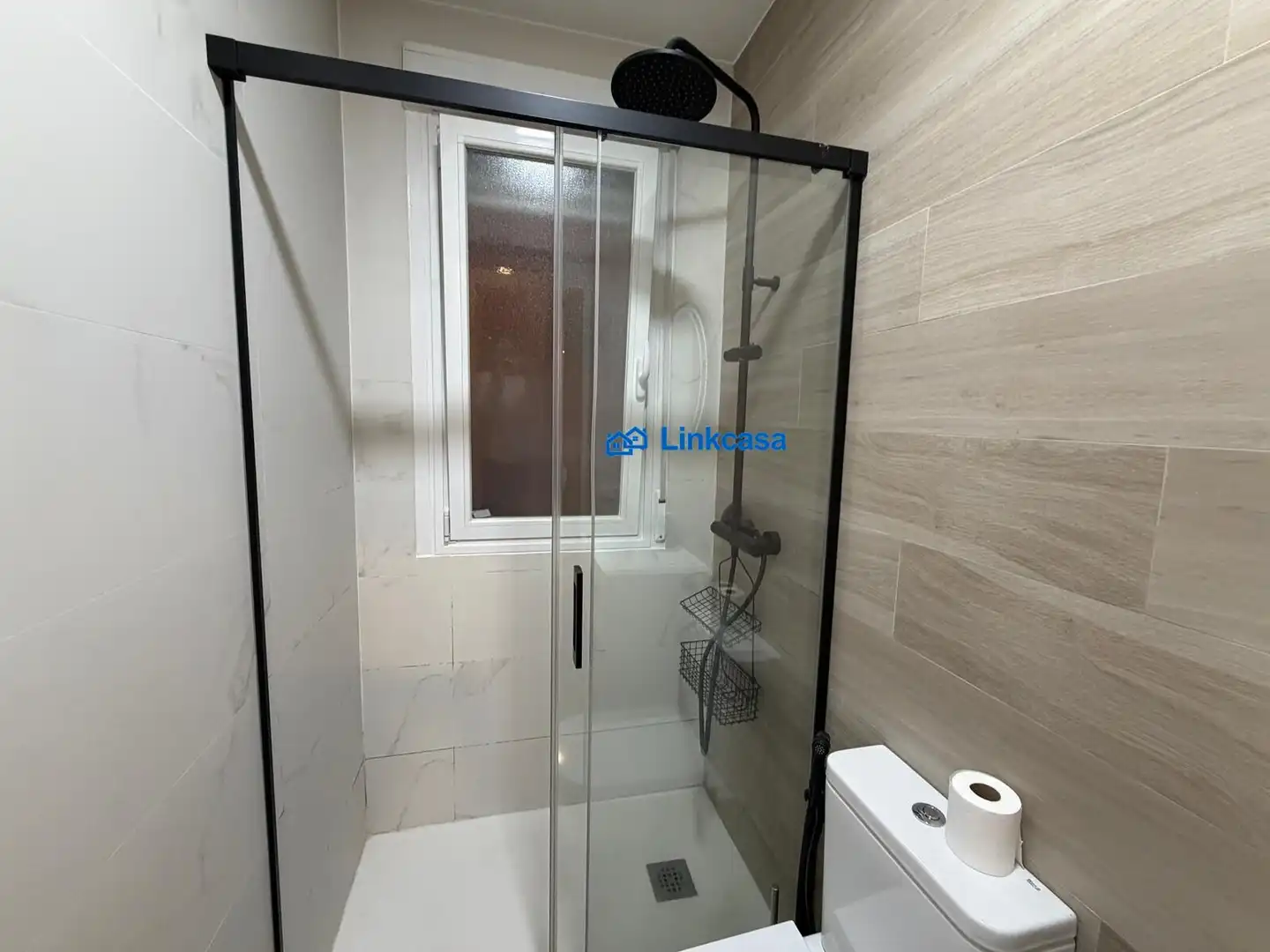 Bathroom of Flat for sale in Madrid  with Air Conditioner and Heating