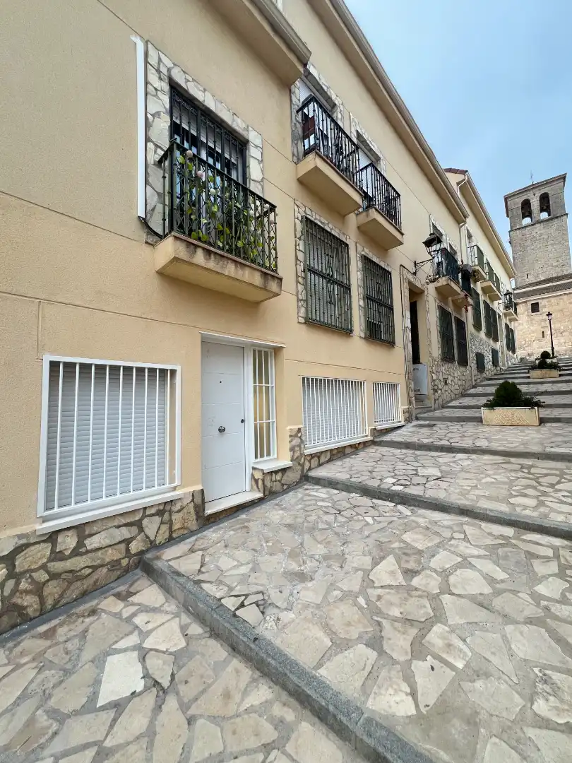 Vista exterior de Pis en venda en Loeches amb Calefacció i Forn