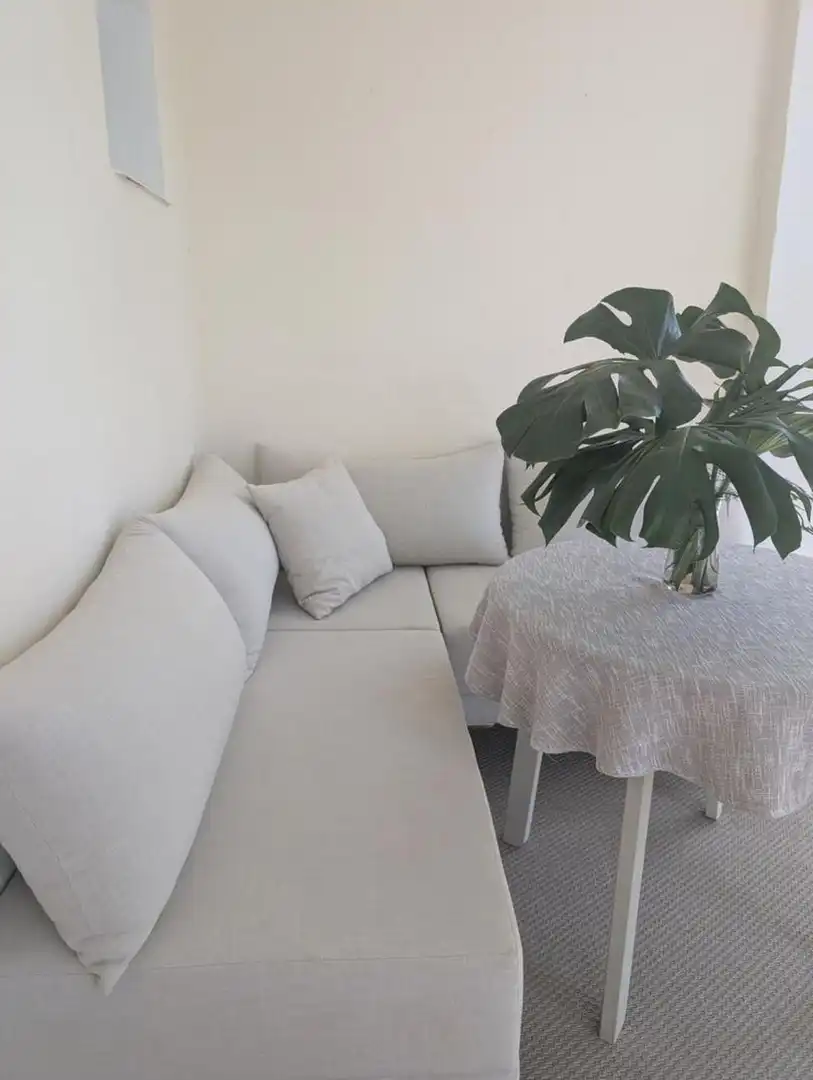 Sala d'estar de Casa adosada de lloguer en Marbella amb Aire condicionat, Terrassa i Moblat