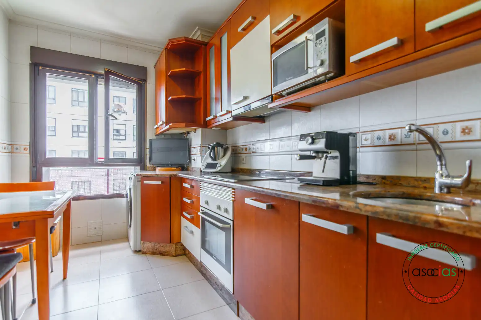 Cuina de Pis en venda en Oviedo  amb Calefacció, Parquet i Traster
