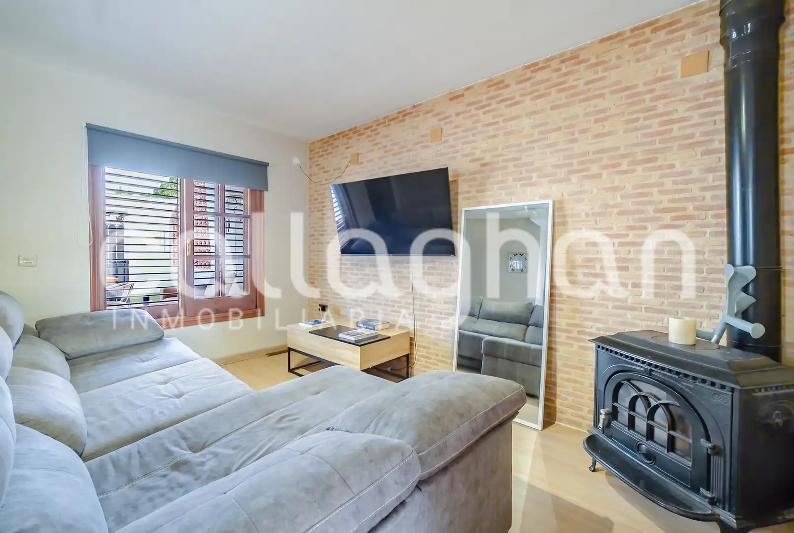 Sala d'estar de Casa adosada en venda en Sagunto / Sagunt amb Aire condicionat, Calefacció i Jardí privat