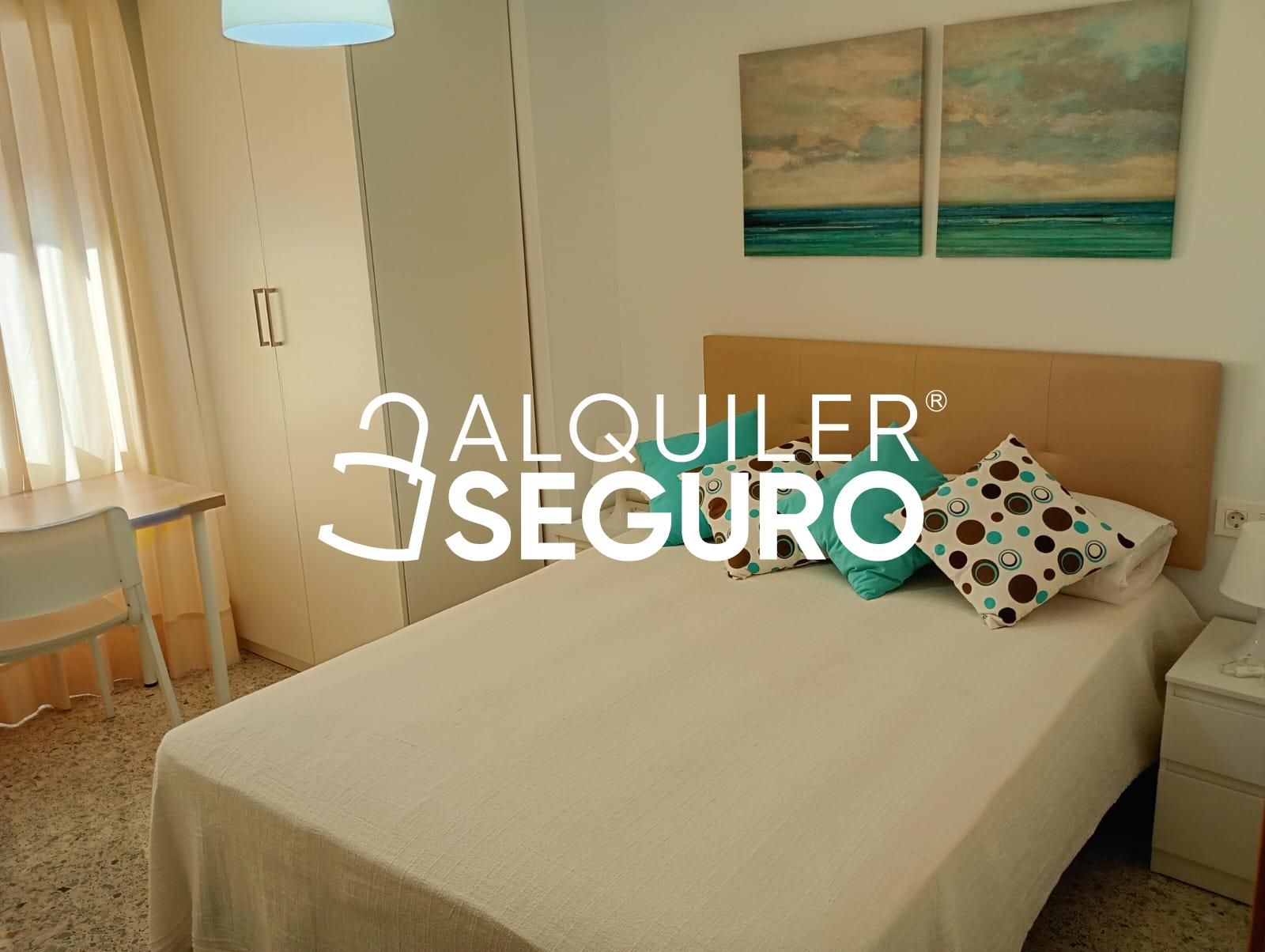 Dormitori de Pis de lloguer en Málaga Capital amb Aire condicionat, Terrassa i Moblat