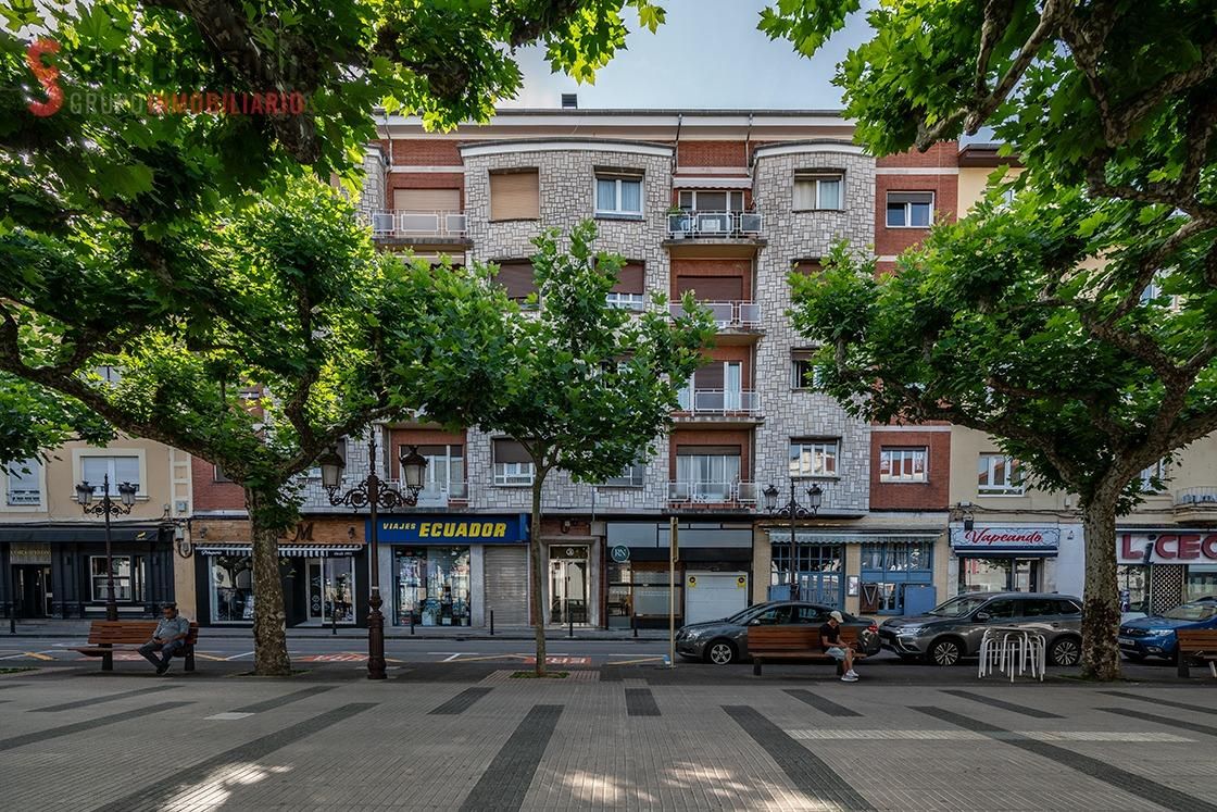 Vista exterior de Pis en venda en Torrelavega  amb Calefacció, Parquet i Terrassa