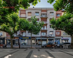 Vista exterior de Pis en venda en Torrelavega  amb Calefacció, Parquet i Terrassa
