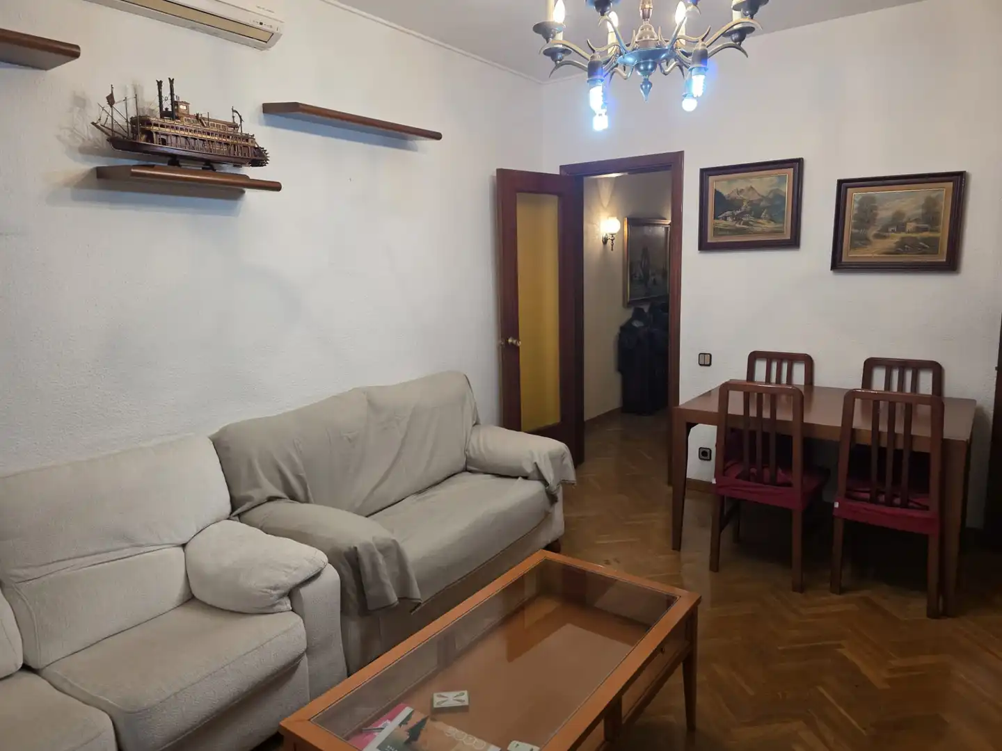 Sala d'estar de Pis en venda en L'Hospitalet de Llobregat amb Aire condicionat, Parquet i Traster