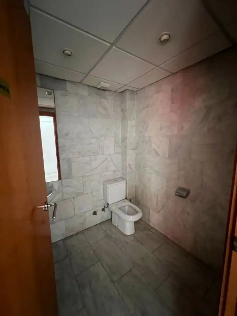 Baño de Local de alquiler en Sant Boi de Llobregat con Aire acondicionado