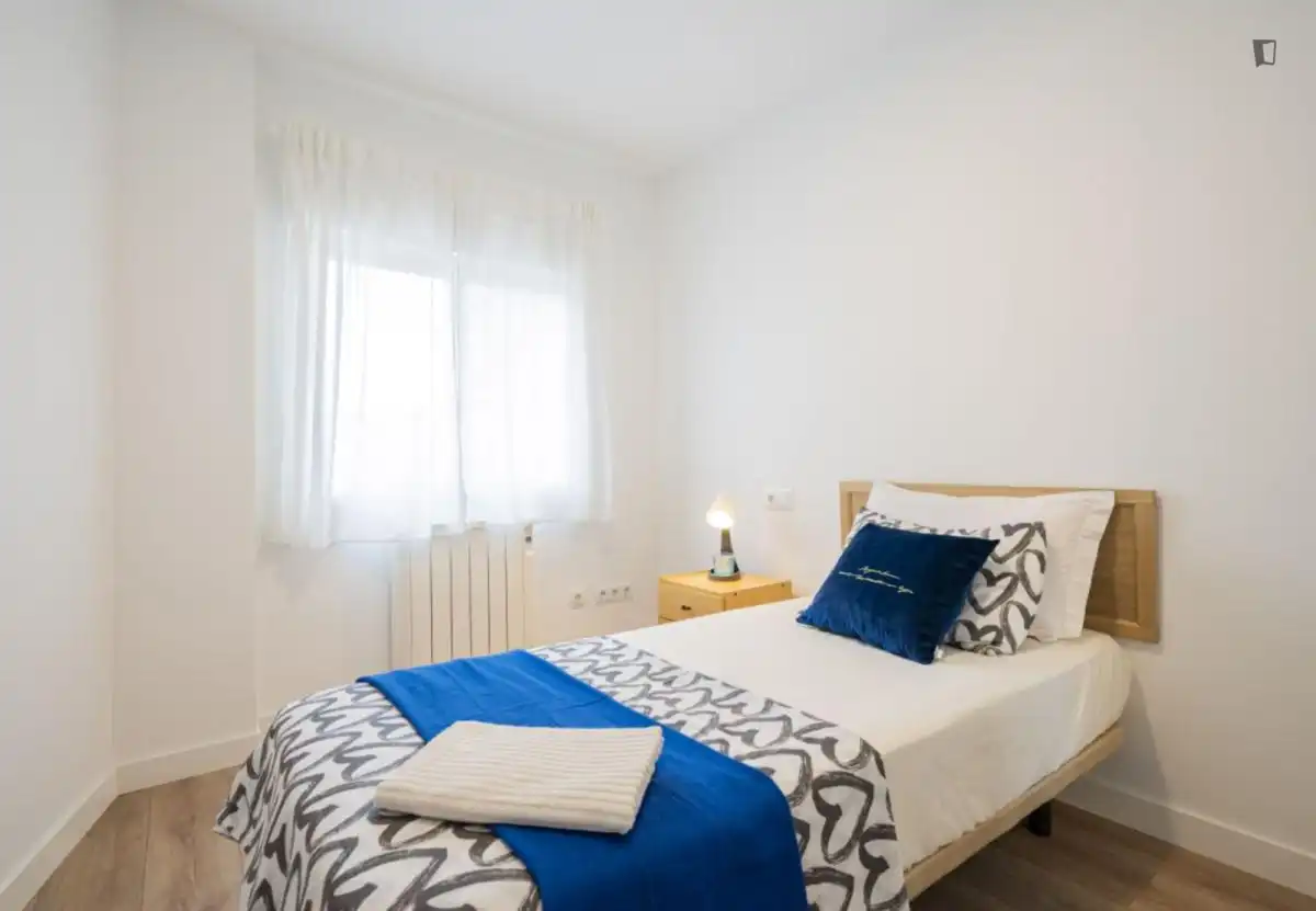 Dormitori de Apartament de lloguer en Madrid amb Calefacció, Moblat i Forn