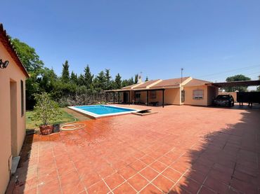 Chalet con piscina en venta en Calle Cruz del Sur 29