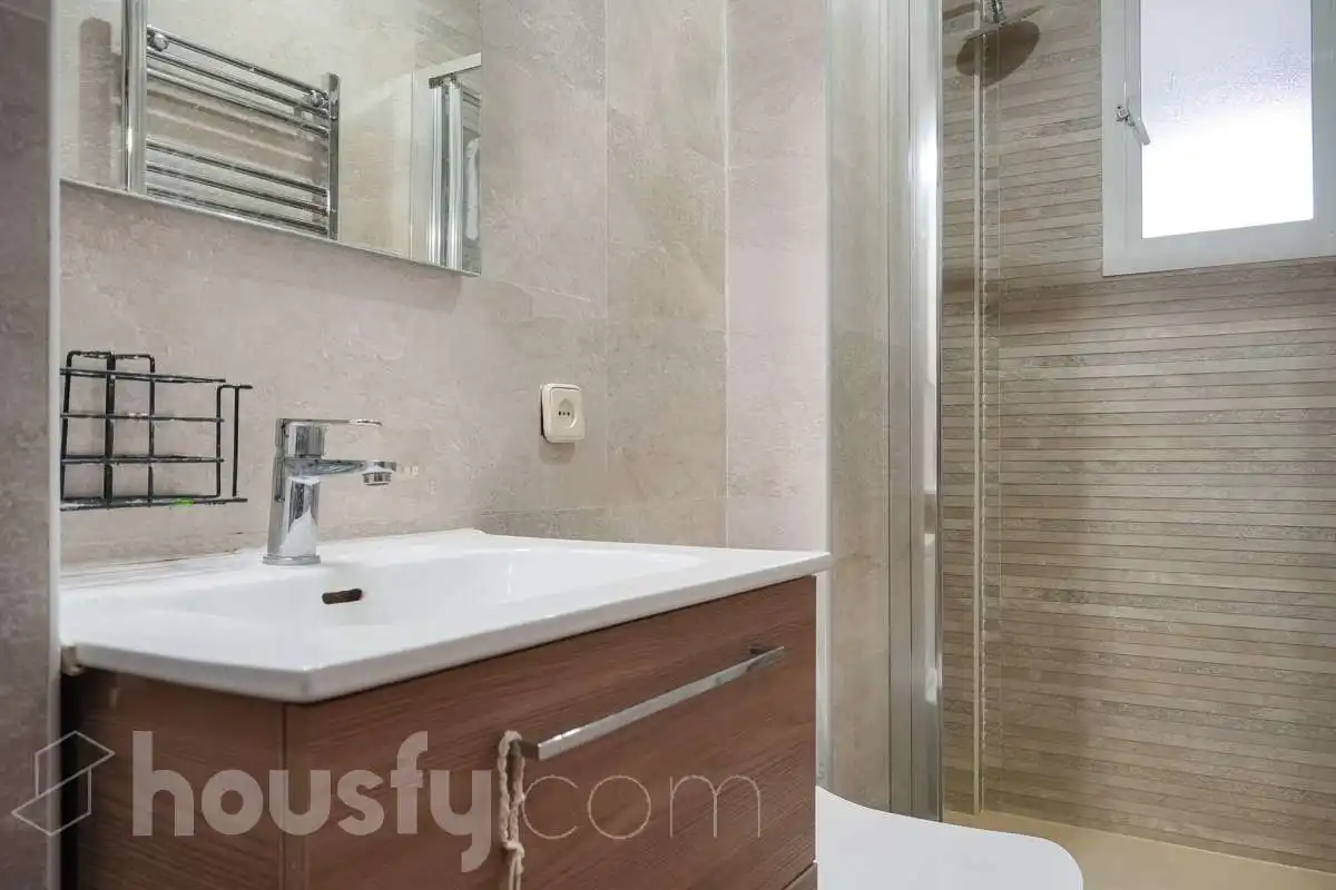 Bathroom of Flat for sale in Madrid  with Air Conditioner, Heating and Storage room