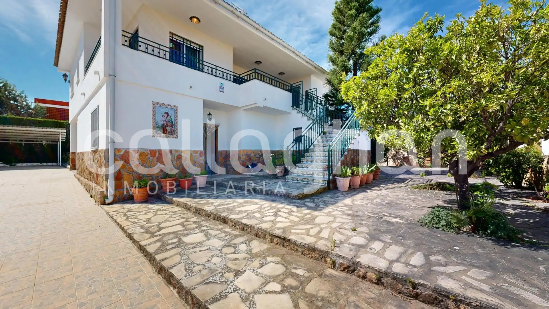 Vista exterior de Casa o xalet en venda en Chiva amb Aire condicionat, Jardí privat i Terrassa