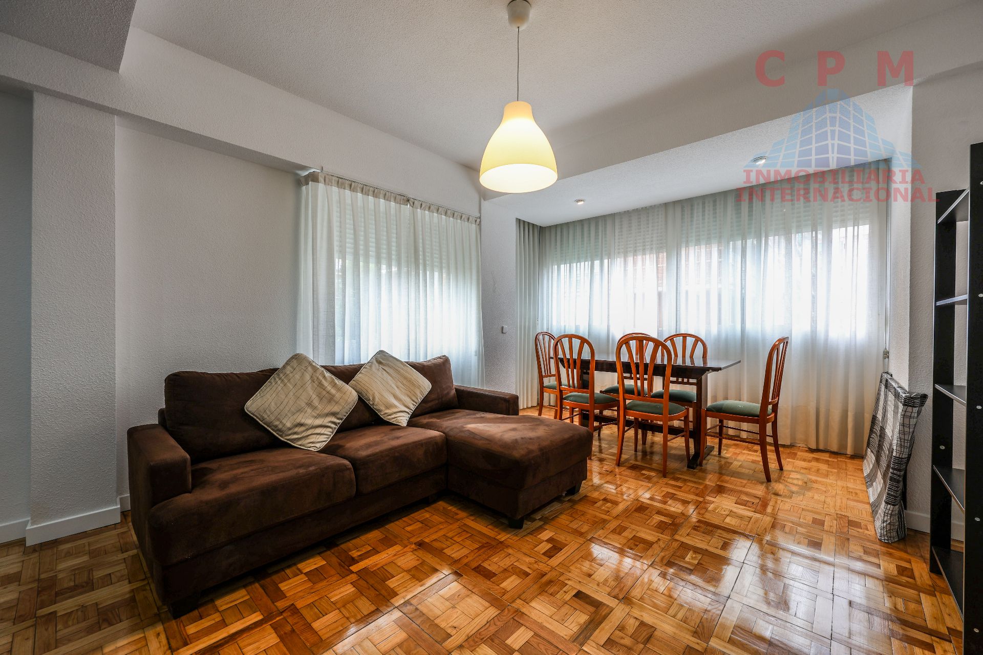 Living room of Flat to rent in  Madrid Capital  with Air Conditioner, Heating and Parquet flooring
