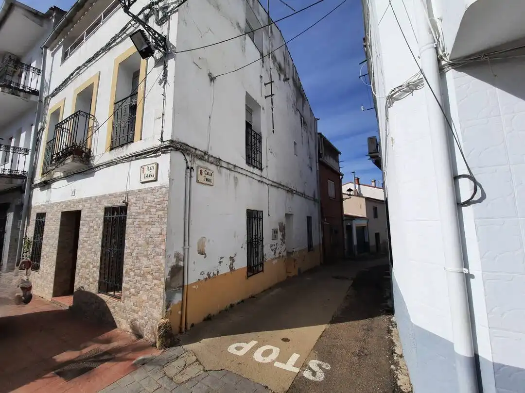 Außenansicht von Haus oder Chalet zum Verkauf in Alía mit Abstellraum und Balkon