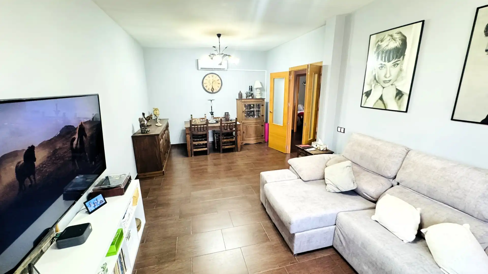 Sala d'estar de Casa o xalet en venda en Cedillo del Condado amb Aire condicionat, Calefacció i Jardí privat