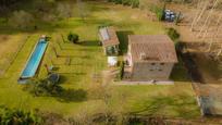 Jardí de Finca rústica en venda en Sant Joan Les Fonts amb Aire condicionat i Piscina