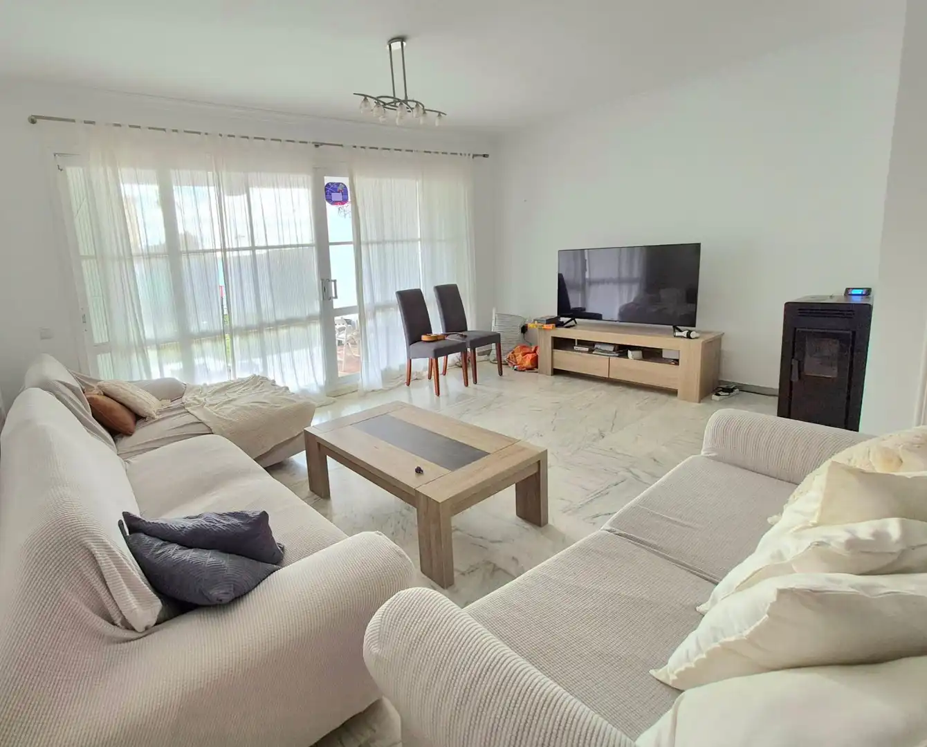 Sala d'estar de Casa adosada en venda en Mijas amb Aire condicionat, Calefacció i Jardí privat