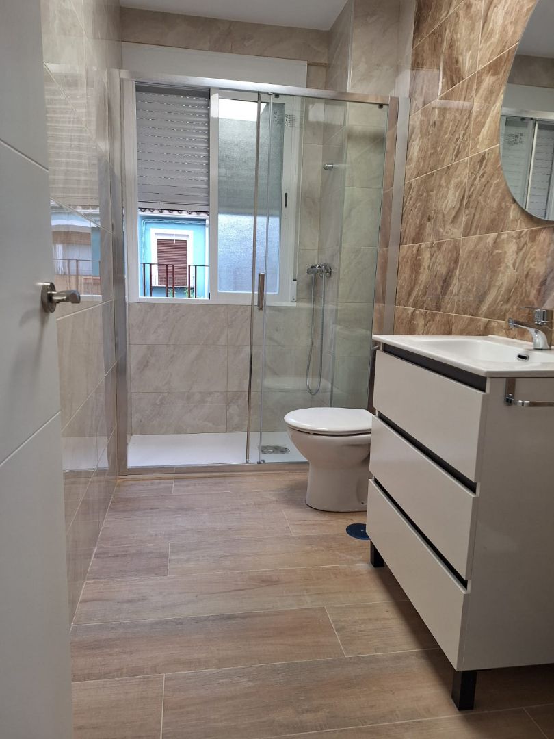Baño de Piso en venta en Torredonjimeno con Calefacción, Amueblado y Horno