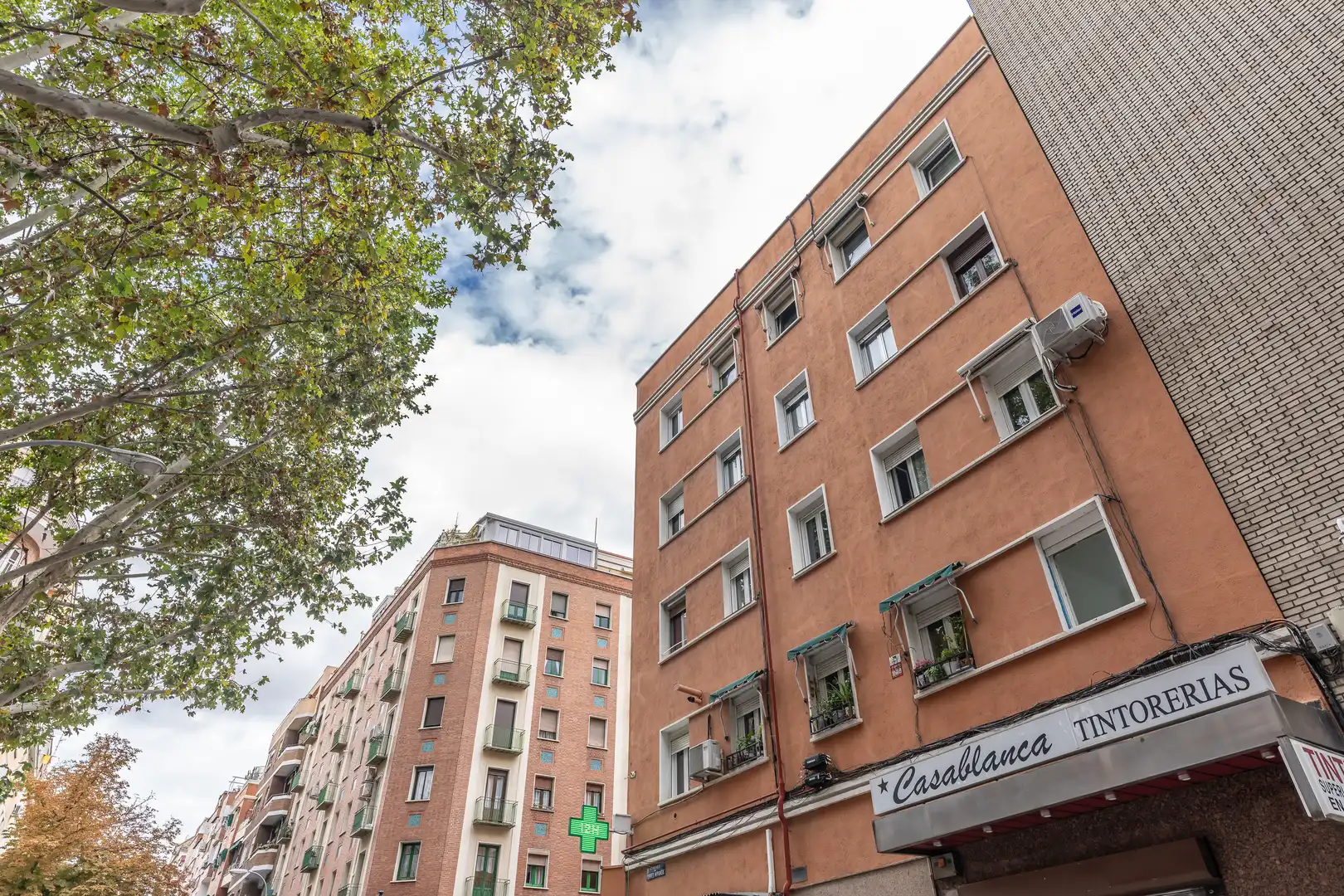 Vista exterior de Piso en venta en Madrid con Calefacción