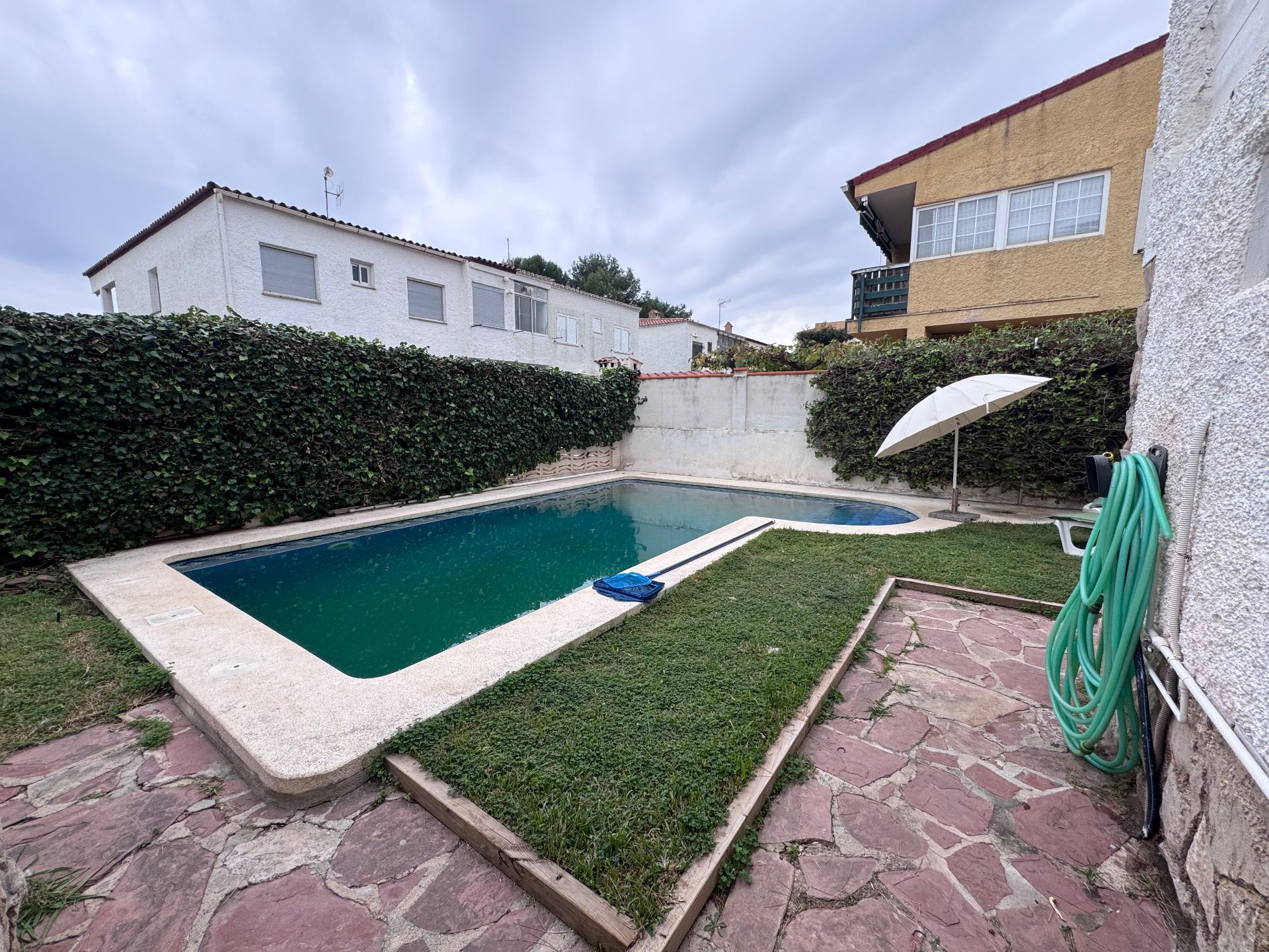 Piscina de Casa adosada en venda en Benicasim / Benicàssim amb Aire condicionat, Calefacció i Jardí privat