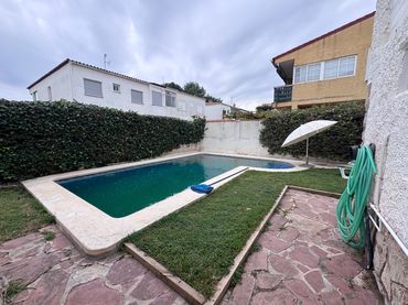 Terraced house with balcony for sale in Heliópolis