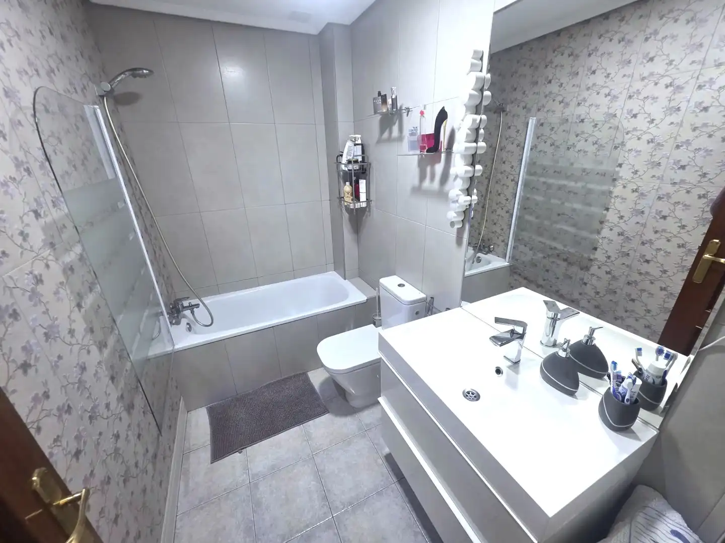 Bathroom of Flat for sale in Madrid  with Air Conditioner, Heating and Parquet flooring