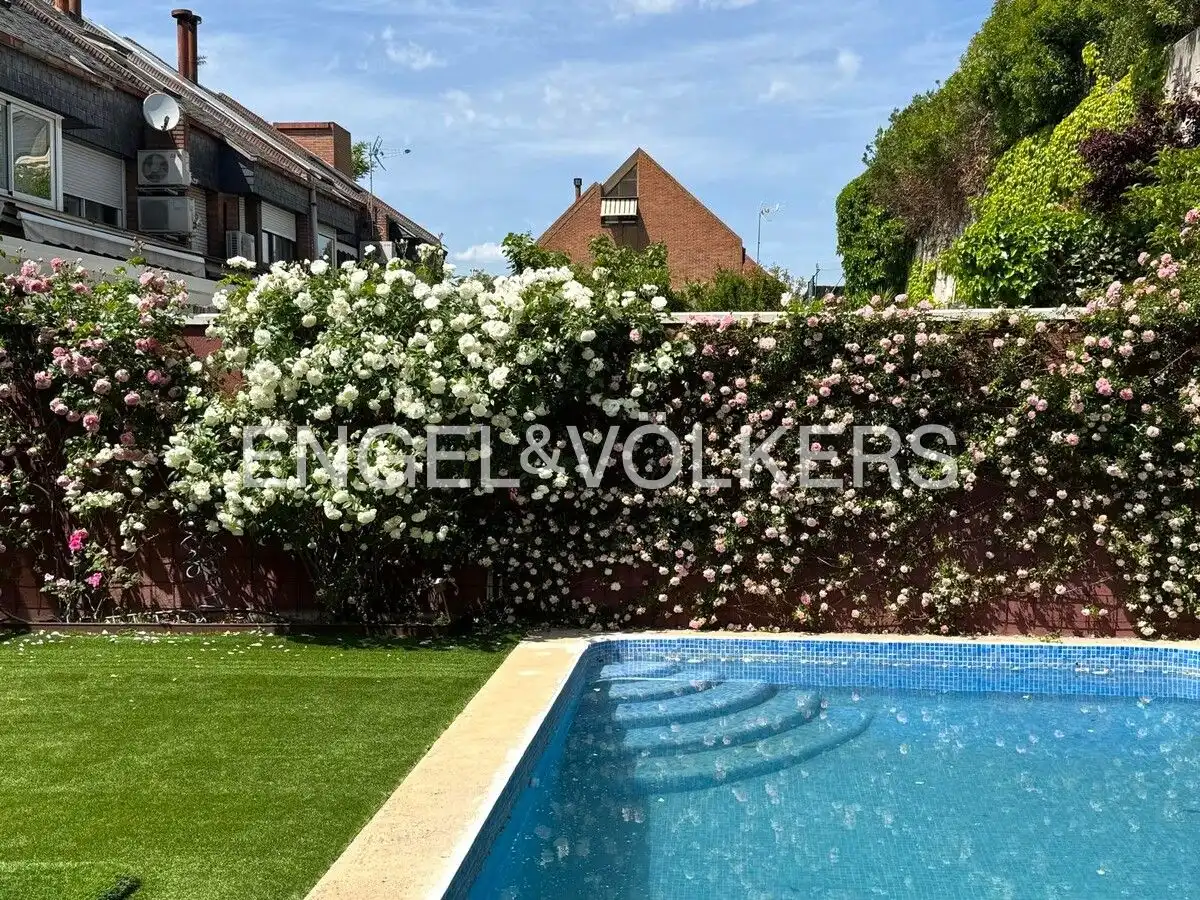Piscina de Casa adosada en venda en Pozuelo de Alarcón amb Aire condicionat, Calefacció i Jardí privat