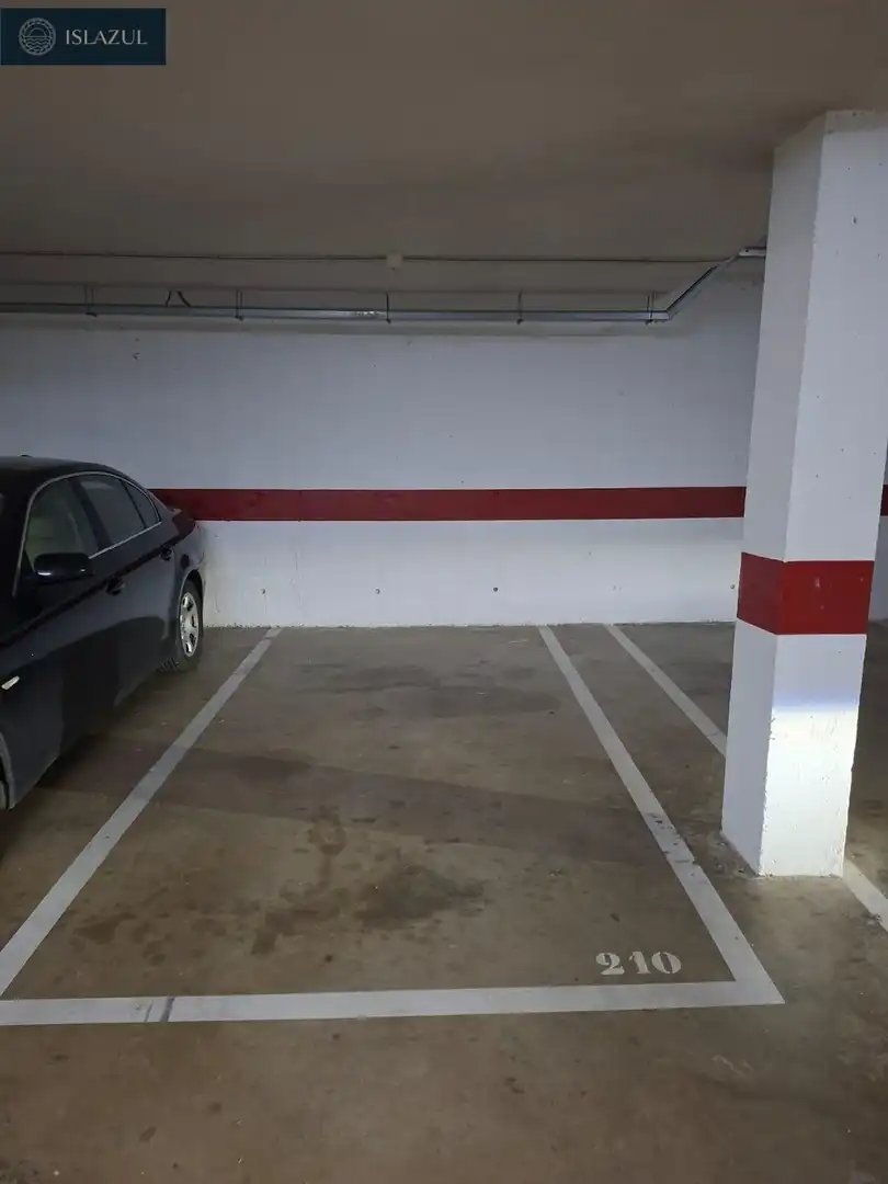 Parkplatz von Einfamilien-Reihenhaus zum Verkauf in Islantilla mit Privatgarten, Terrasse und Abstellraum