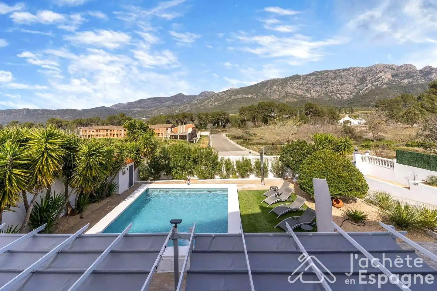 Vista exterior de Casa o xalet en venda en Alzira amb Aire condicionat, Calefacció i Jardí privat