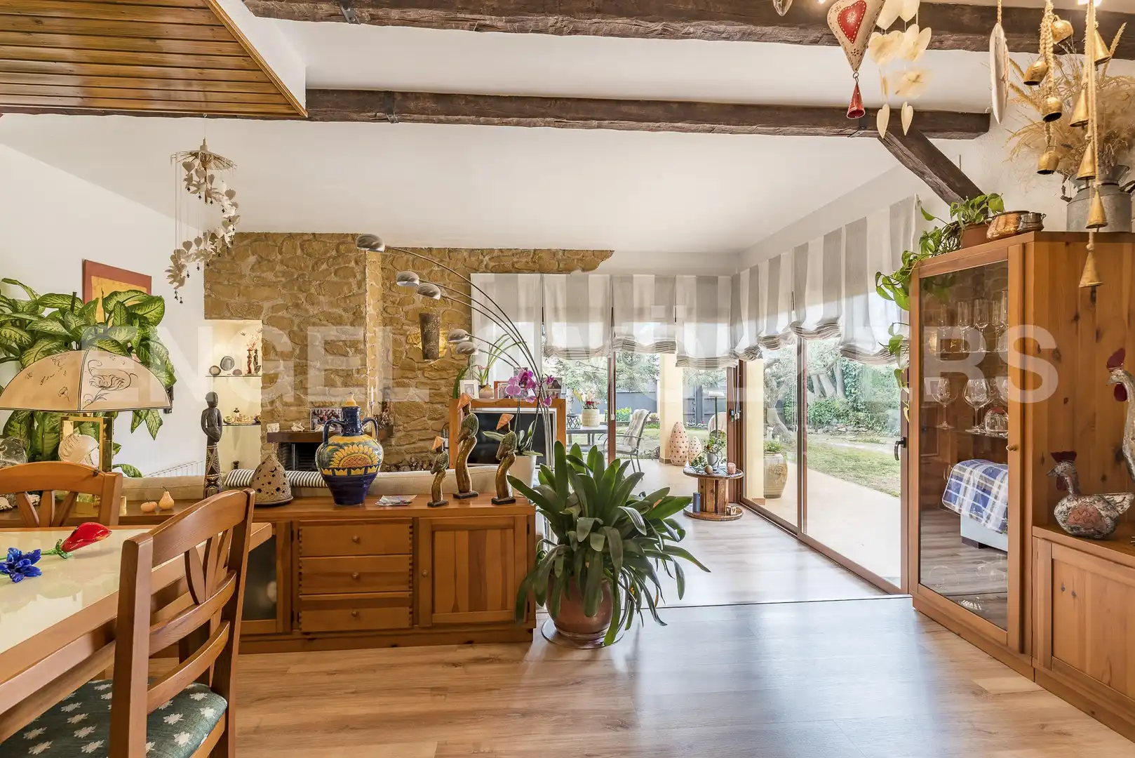 Sala d'estar de Casa o xalet en venda en Pacs del Penedès amb Calefacció, Jardí privat i Parquet