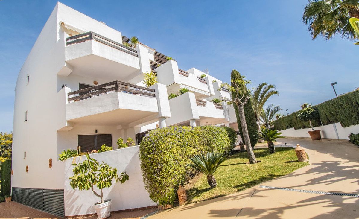 Vista exterior de Apartament en venda en Estepona amb Aire condicionat, Traster i Moblat