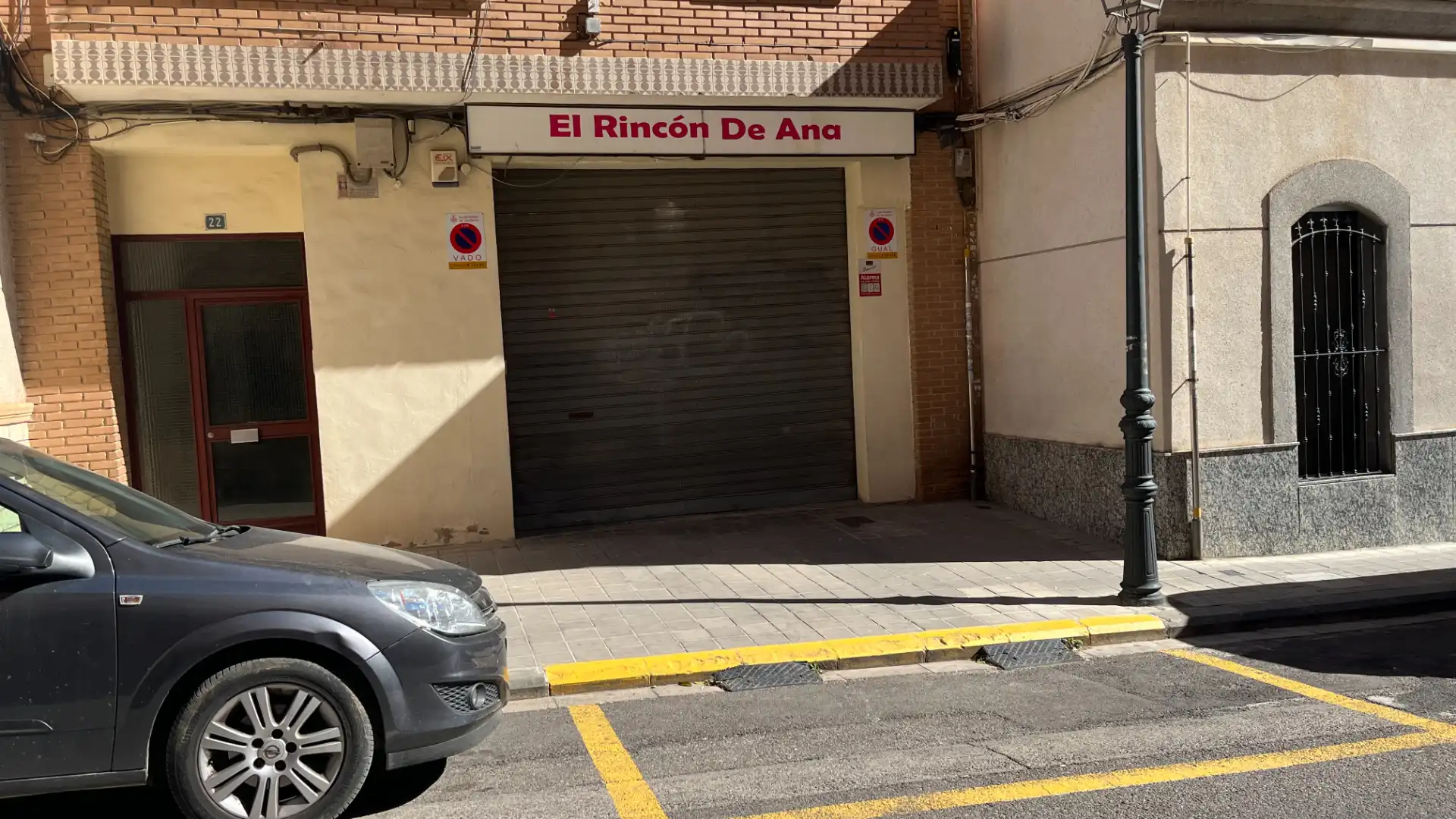 Parking of Commercial properties for rent in Valencia  with Air Conditioner and Alarm