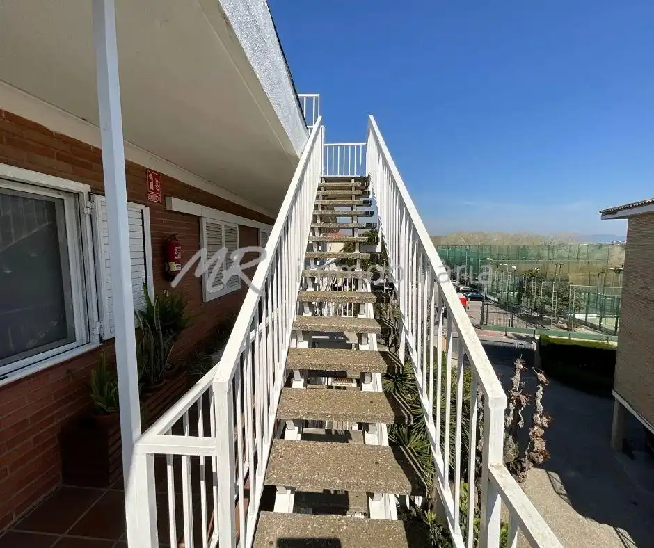 Vista exterior de Àtic en venda en Gavà amb Aire condicionat, Calefacció i Jardí privat