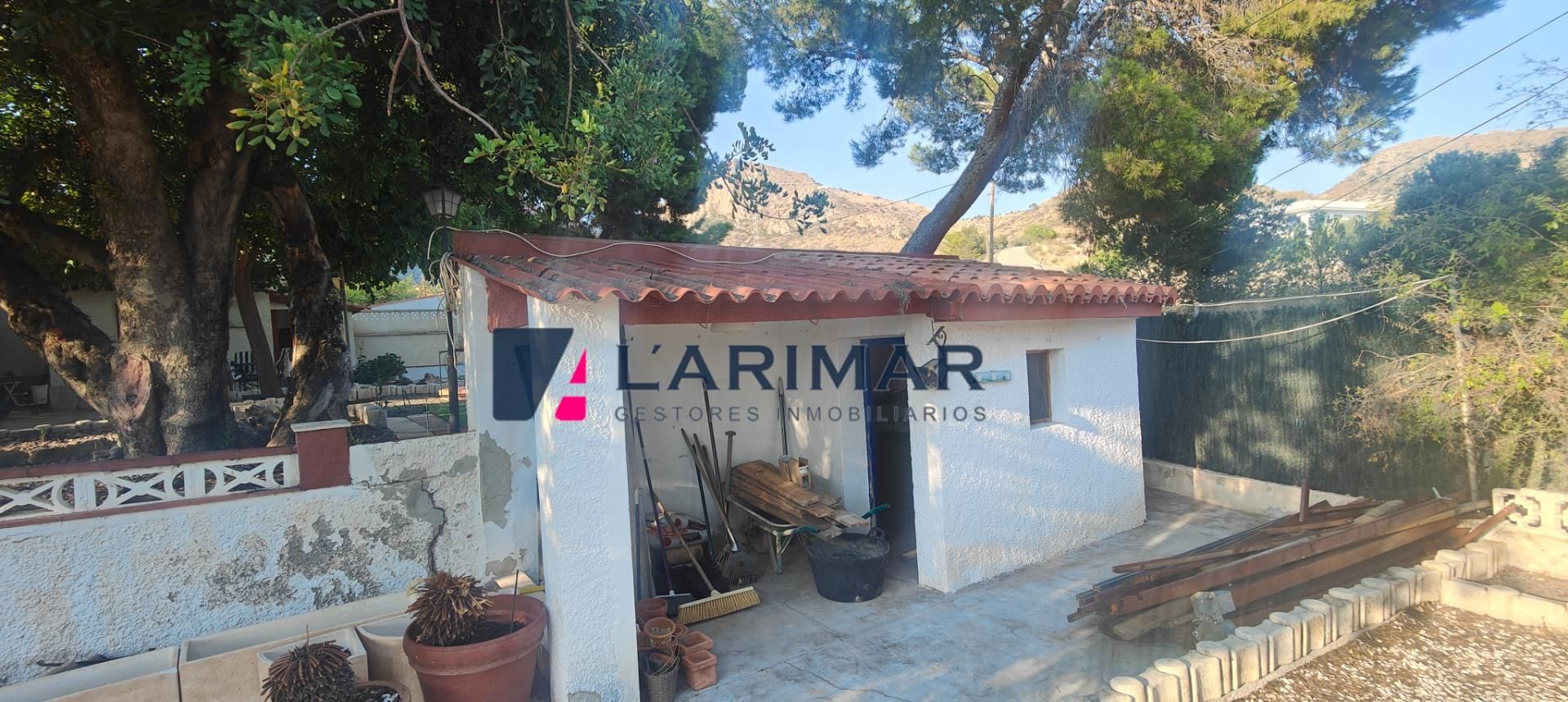 Vista exterior de Casa o xalet en venda en Busot amb Aire condicionat, Jardí privat i Terrassa