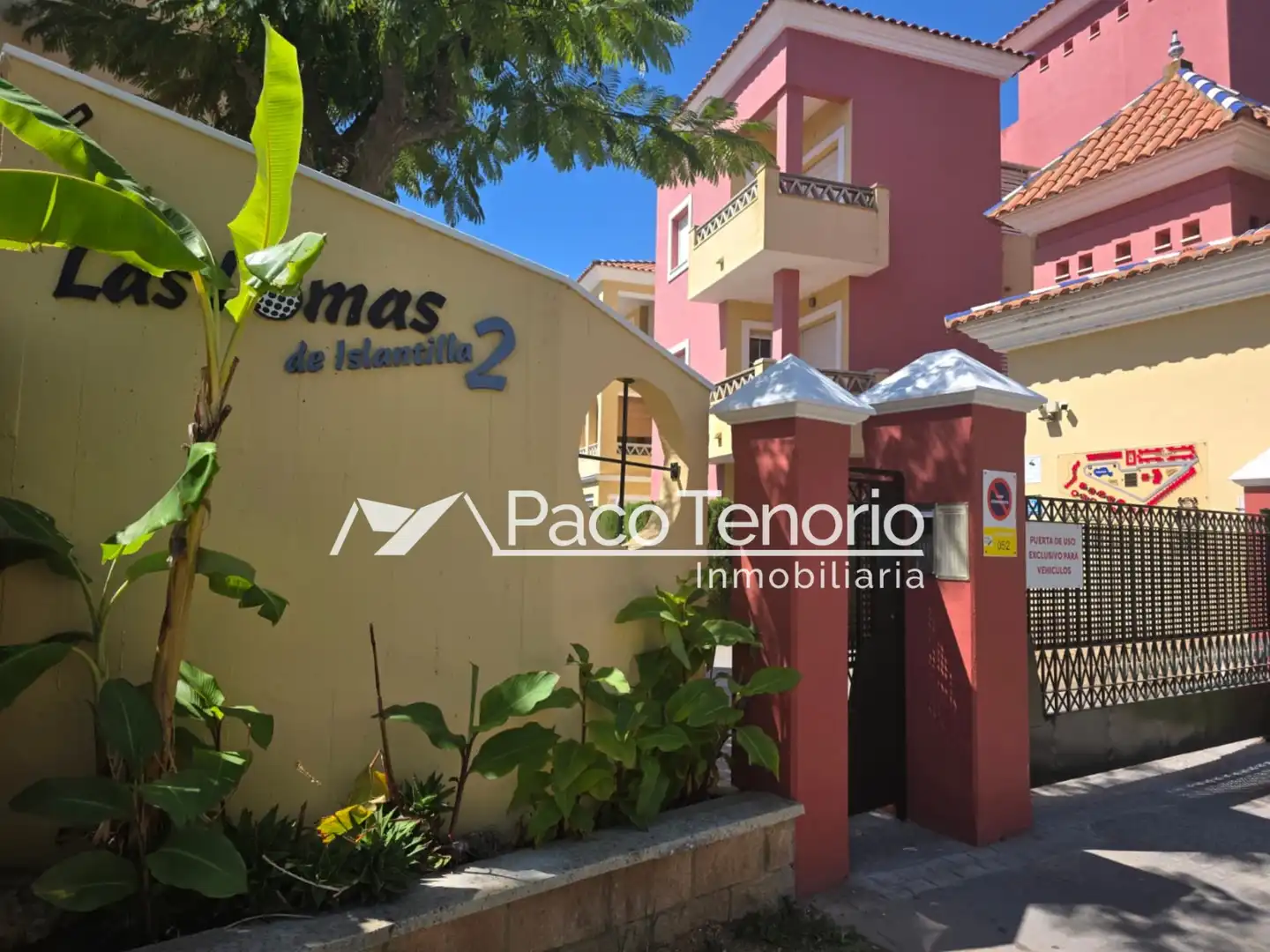 Außenansicht von Wohnung zum Verkauf in Islantilla mit Privatgarten, Terrasse und Abstellraum