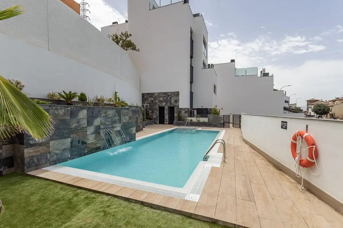 Piscina de Estudio en venta en Granada con Parquet