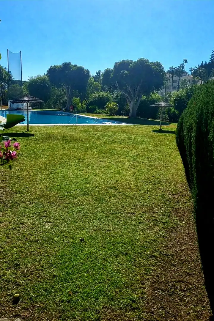 Apartament amb piscina en venda a Benahavís pueblo, imagen 3