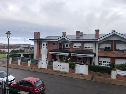 Vista exterior de Casa o xalet en venda en Corvera de Asturias amb Calefacció, Parquet i Terrassa