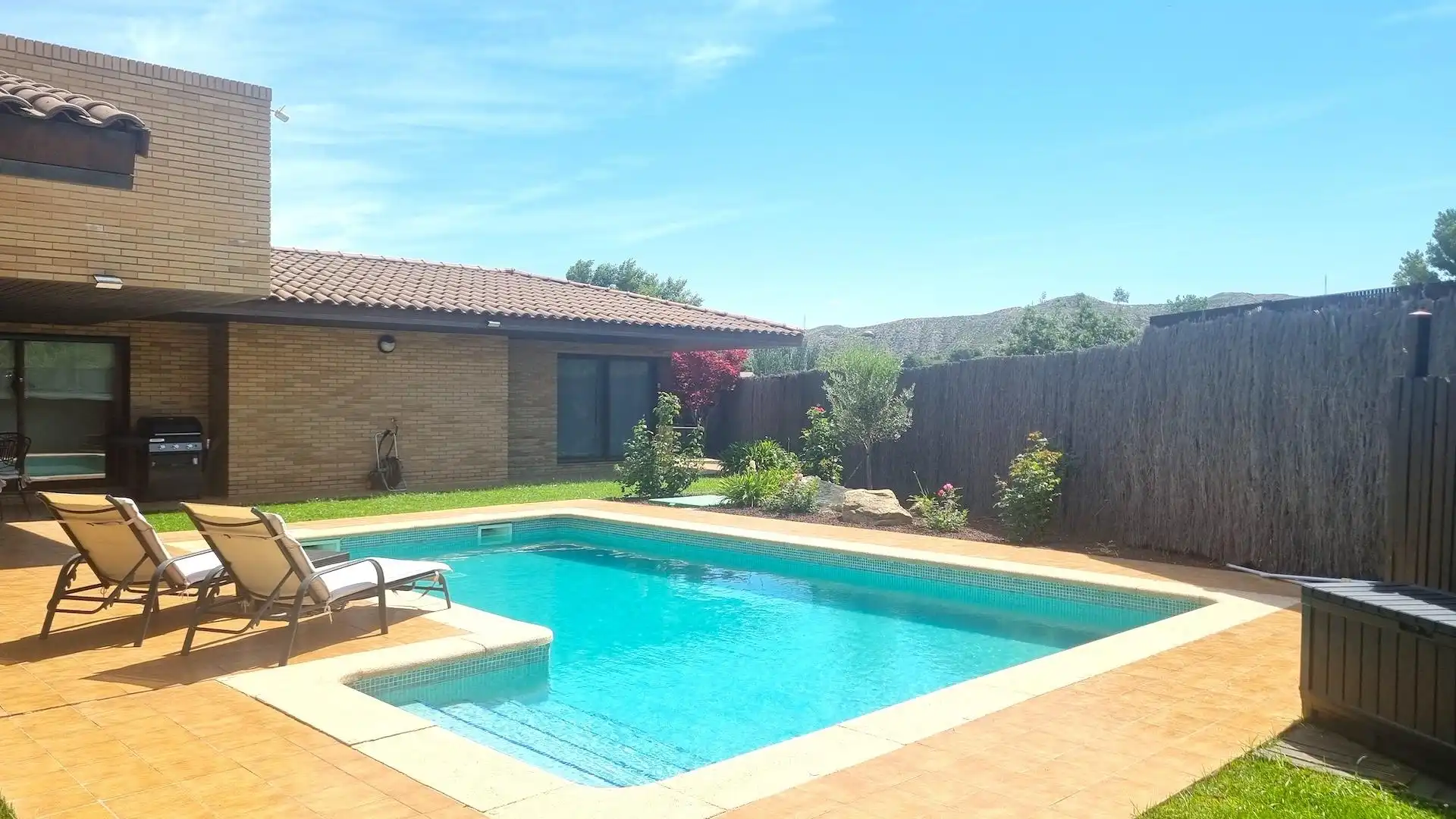 Piscina de Casa o chalet en venta en Cadrete con Aire acondicionado, Calefacción y Jardín privado