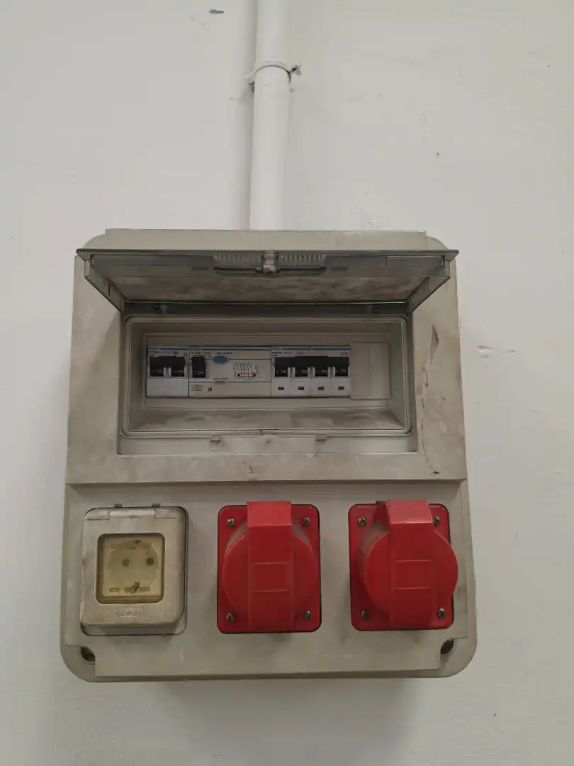 Parkplatz von Fabrikhallen zur Miete in Santa Perpètua de Mogoda