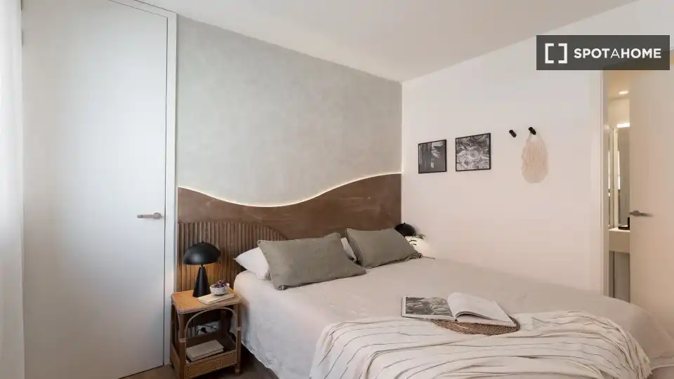 Dormitori de Apartament per a compartir en Madrid amb Aire condicionat, Terrassa i Moblat