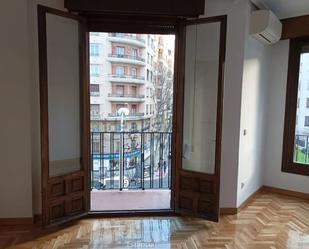 Bedroom of Flat to rent in  Madrid Capital  with Air Conditioner, Heating and Balcony