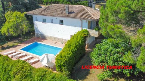 Casa con licencia turistica en venta en Vidreres, amplia y luminosa con jardín y piscina
