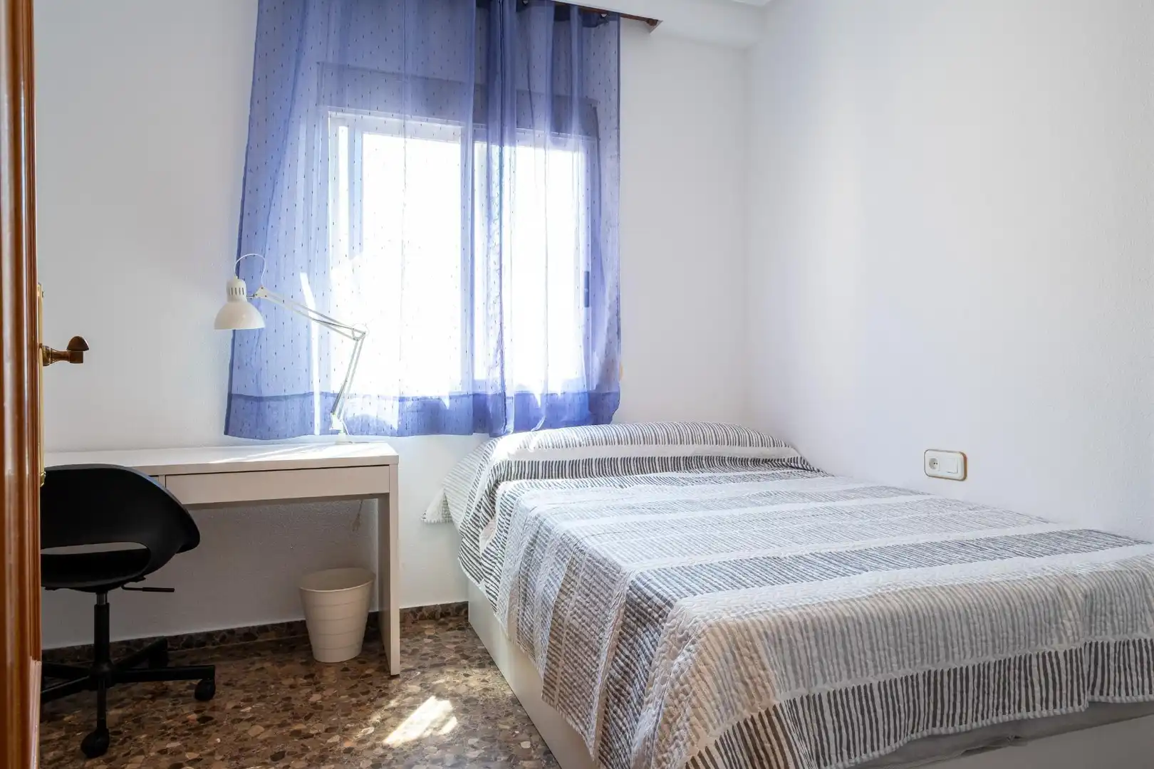 Schlafzimmer von Dachboden zur Miete in Moncada mit Privatgarten, Terrasse und Balkon