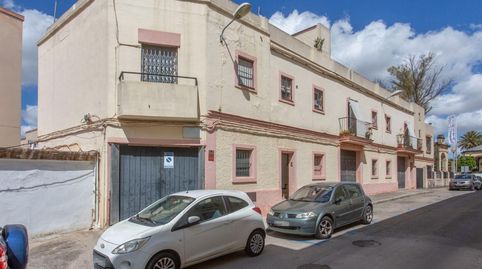Gran edificio junto a González Byass y Alameda Vieja