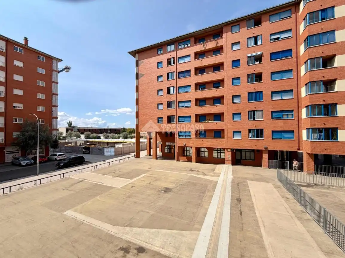 Vista exterior de Pis en venda en León Capital  amb Calefacció, Parquet i Terrassa