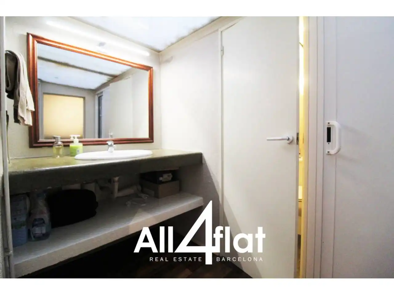 Badezimmer von Wohnung zur Miete in Barcelona mit Heizung, Parkett und Abstellraum