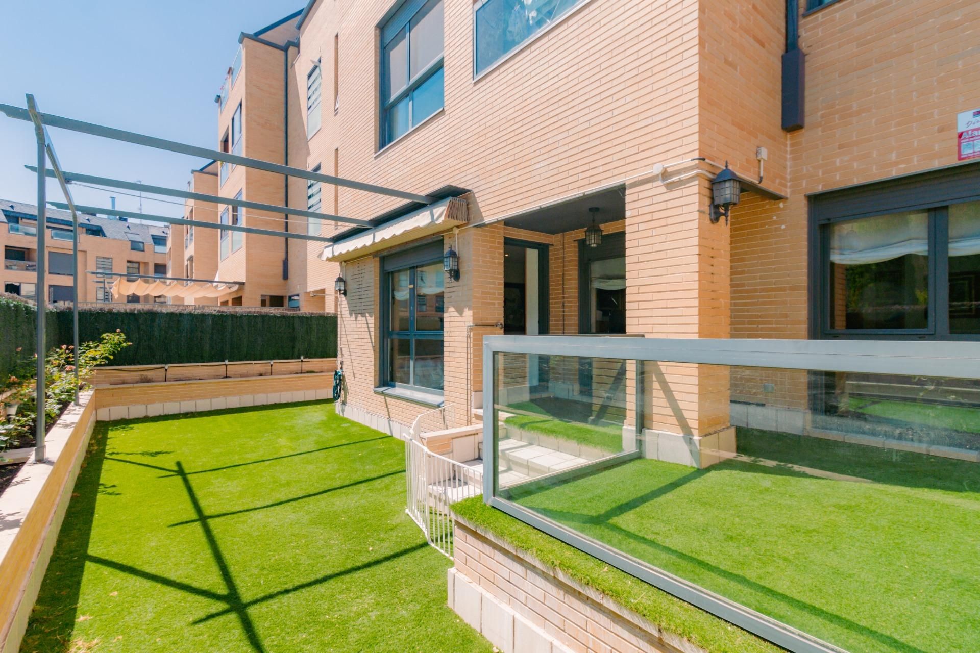Terrassa de Pis en venda en Las Rozas de Madrid amb Aire condicionat, Calefacció i Jardí privat