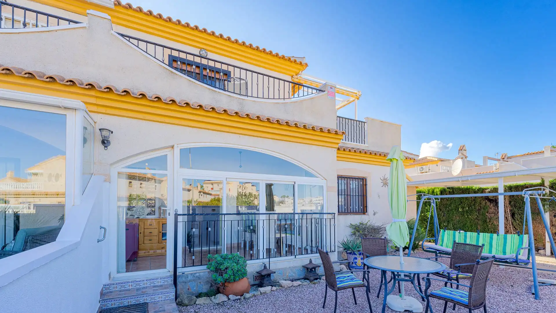 Vista exterior de Casa adosada en venta en Orihuela con Jardín privado