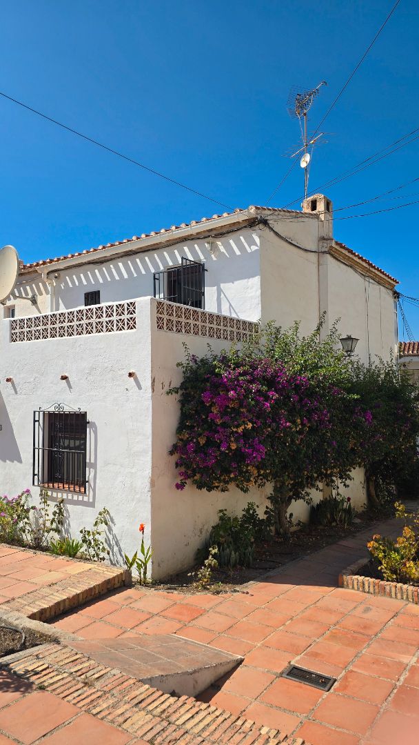 Vista exterior de Casa adosada en venda en Nerja amb Aire condicionat, Calefacció i Terrassa
