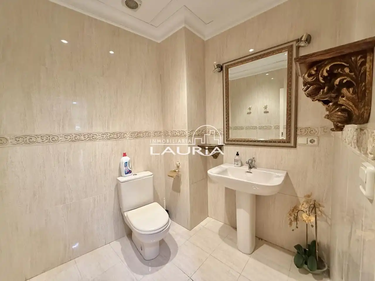 Baño de Local de alquiler en Valencia con Aire acondicionado