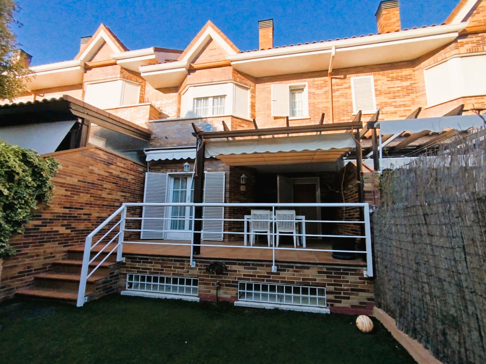 Vista exterior de Casa adosada en venda en Boadilla del Monte amb Aire condicionat, Calefacció i Jardí privat